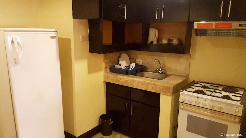 Lourdes Family Suites Makati powered by Cocotel 40/41