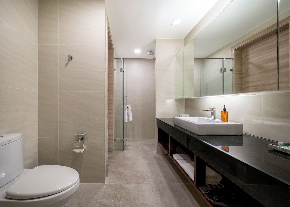 Adelphi Suites Bangkok 67/69