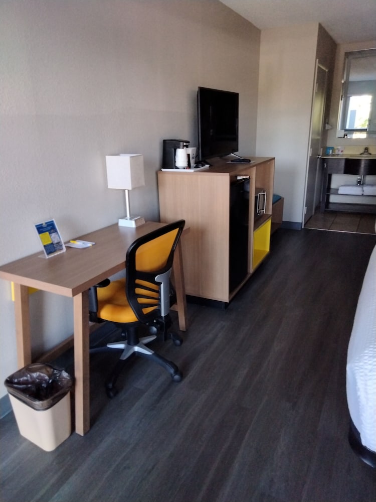 Days Inn & Suites By Wyndham Albuquerque North 19/30