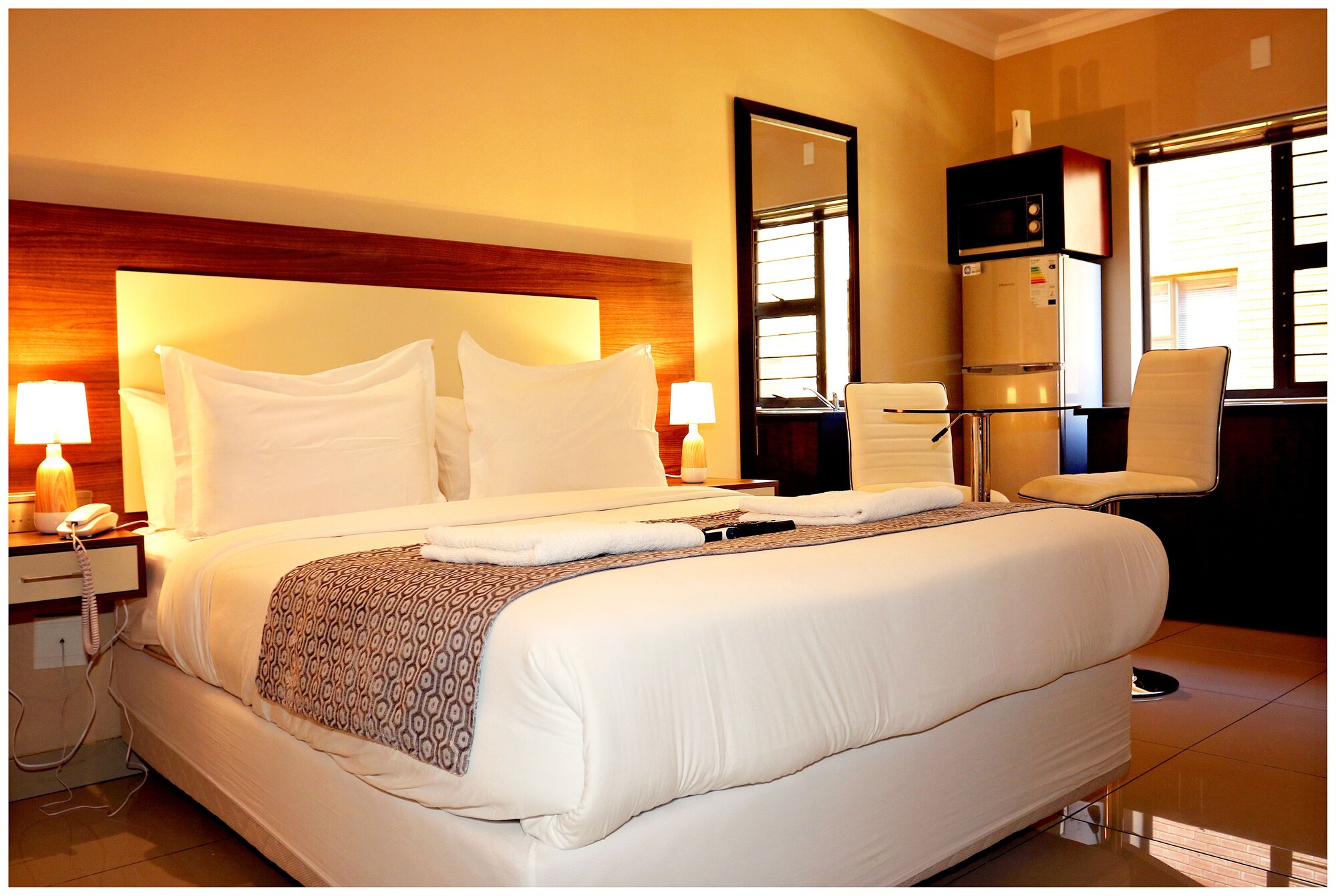 ROOM, DOUBLE BED