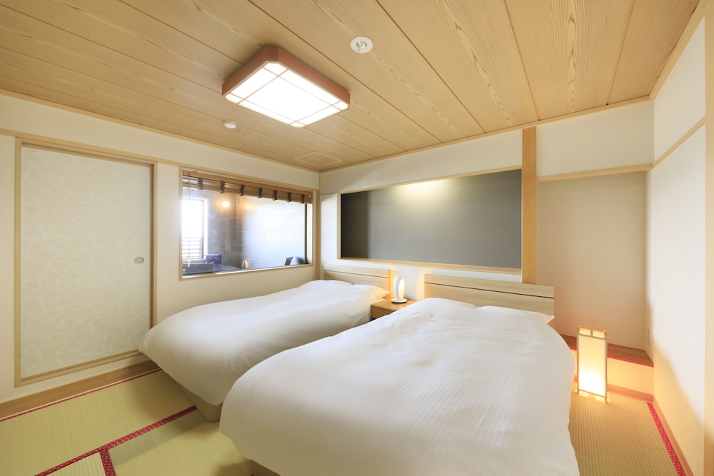 1 BEDROOM, FAMILY SUITE, PRIVATE BATHROOM