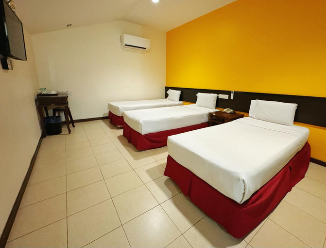 Room, 3 Beds, Smoking