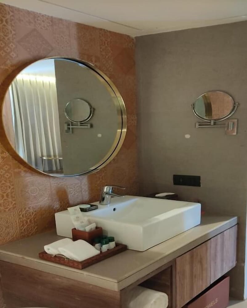Welcomhotel by ITC Hotels, Ashram Road, Ahmedabad 67/71