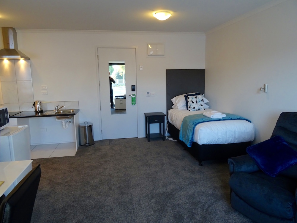 1 Bedroom, Suite, Single Bed, BKs Premier Motel Hamilton 2/4