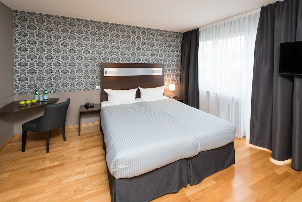 ROOM, DOUBLE BED
