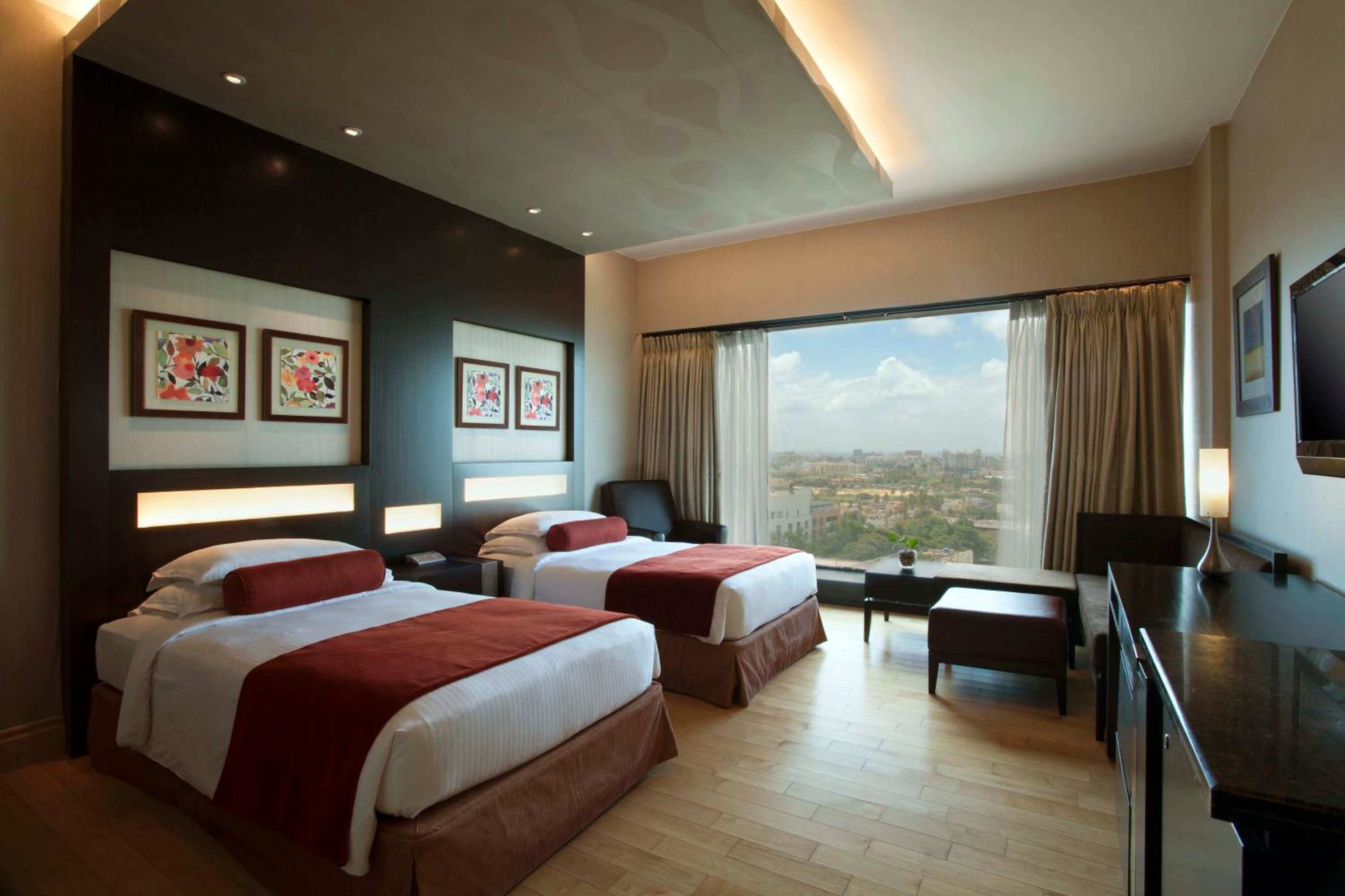 Club, Twin Beds, Laundry, Lounge Access