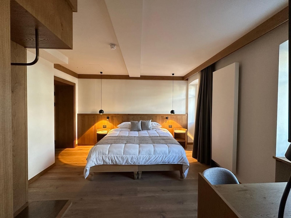 SUPERIOR, TWIN BEDS, MOUNTAIN VIEW, BALCONY