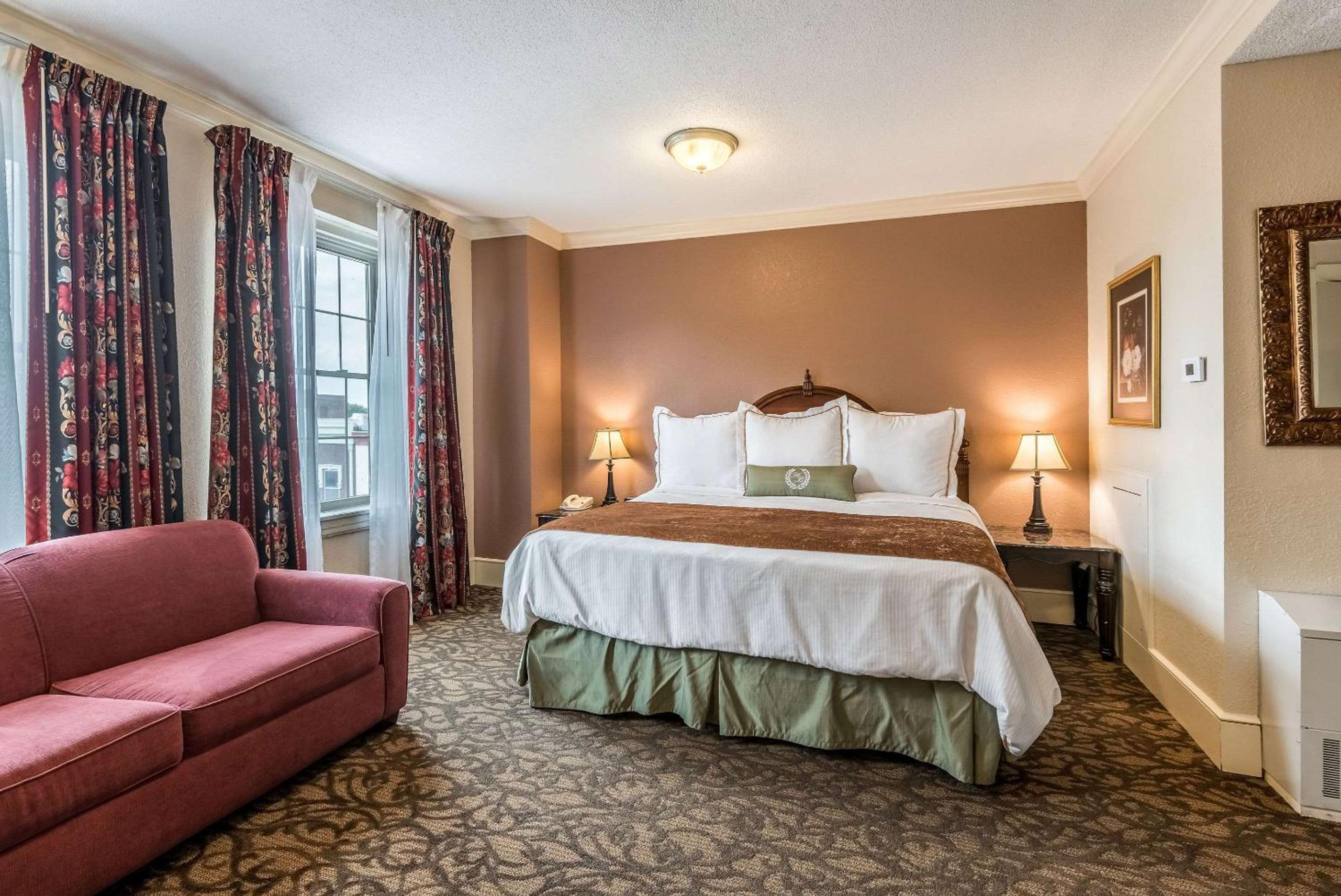 Efficiency, Suite, King Bed