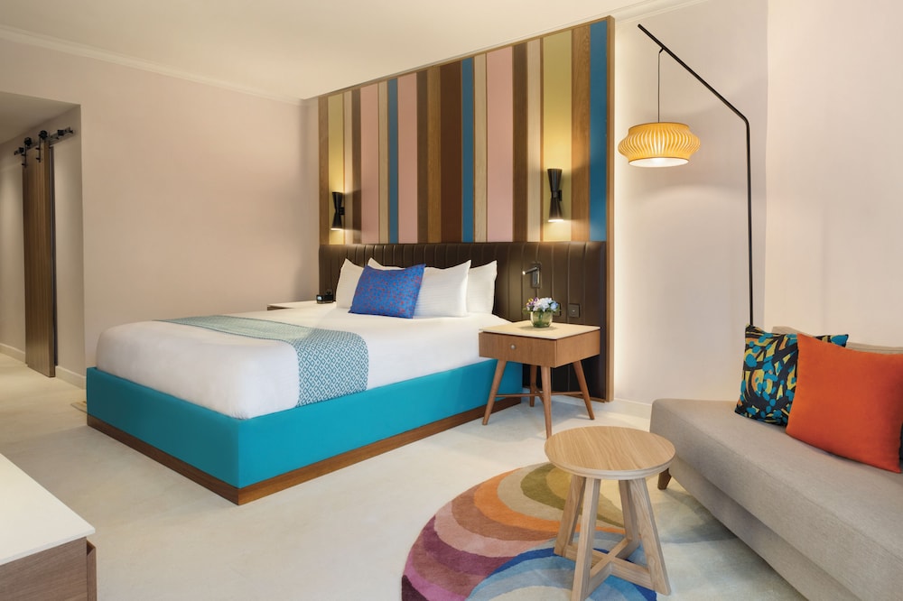 Preferred, Swim Out, Club, King Bed, Garden View