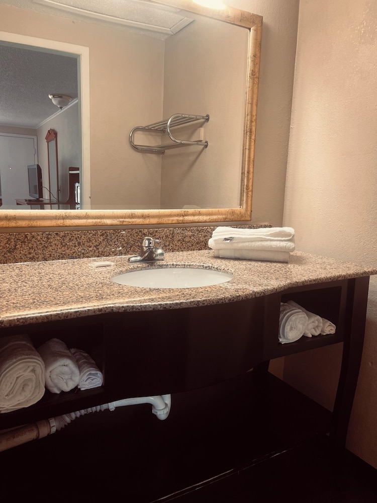 Monroe Hotel 47/52