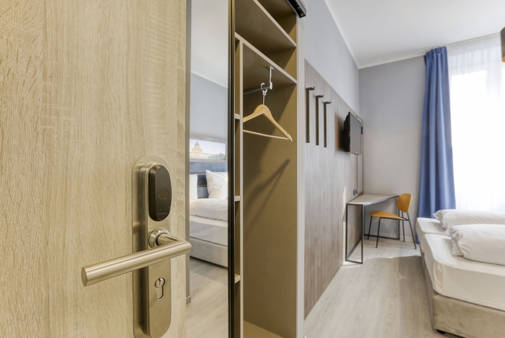 Smart Stay Hotel Station 14/37