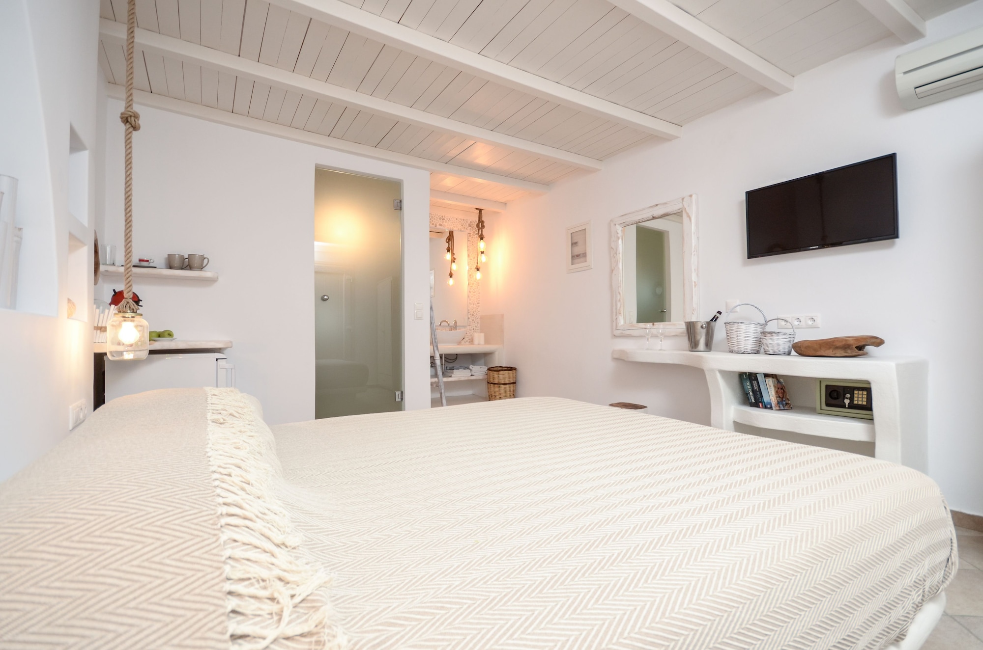 SUITE, OUTDOOR JETTED TUB, TOP FLOOR