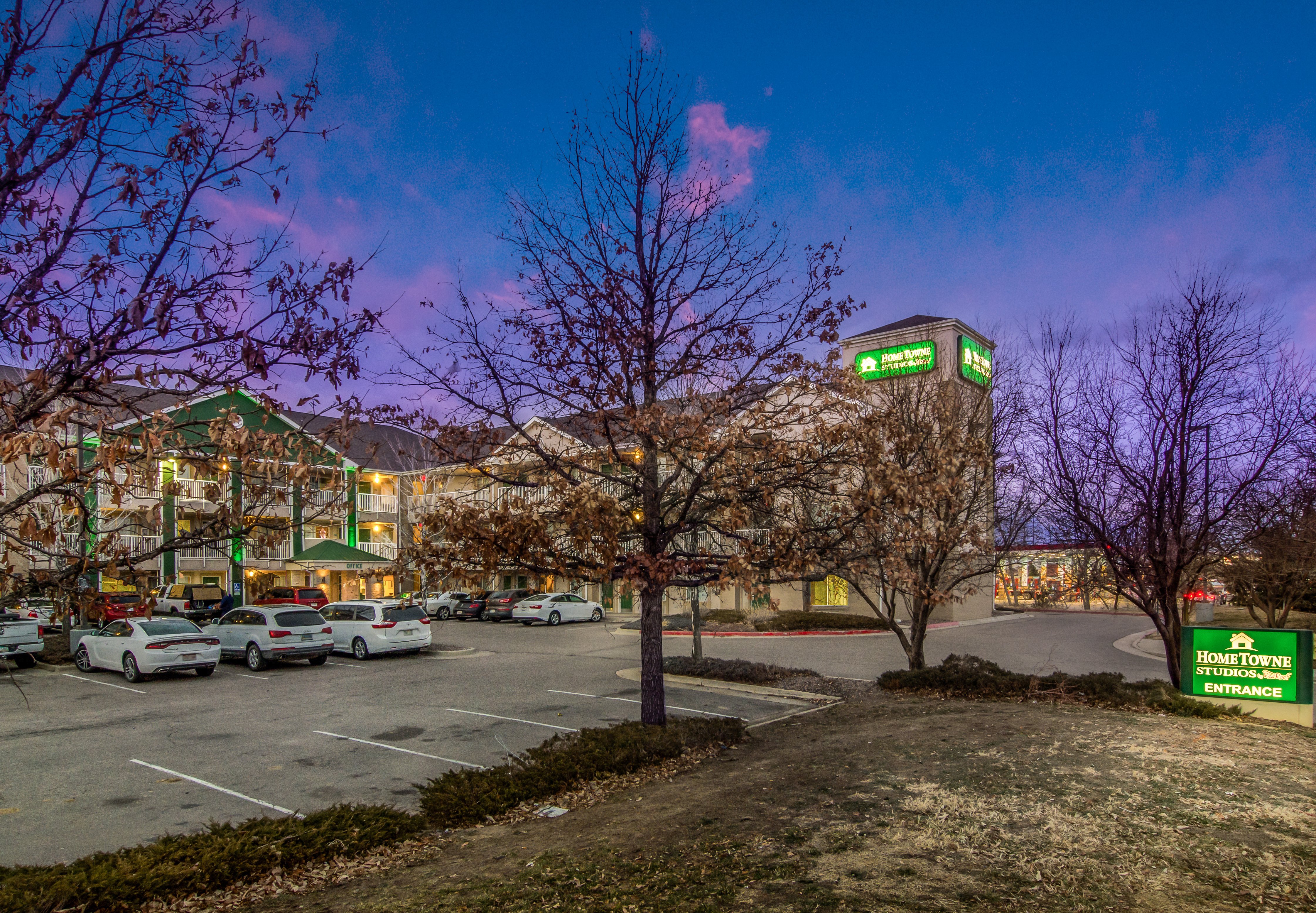 HomeTowne Studios by Red Roof Denver - Airport/Aurora 23/27