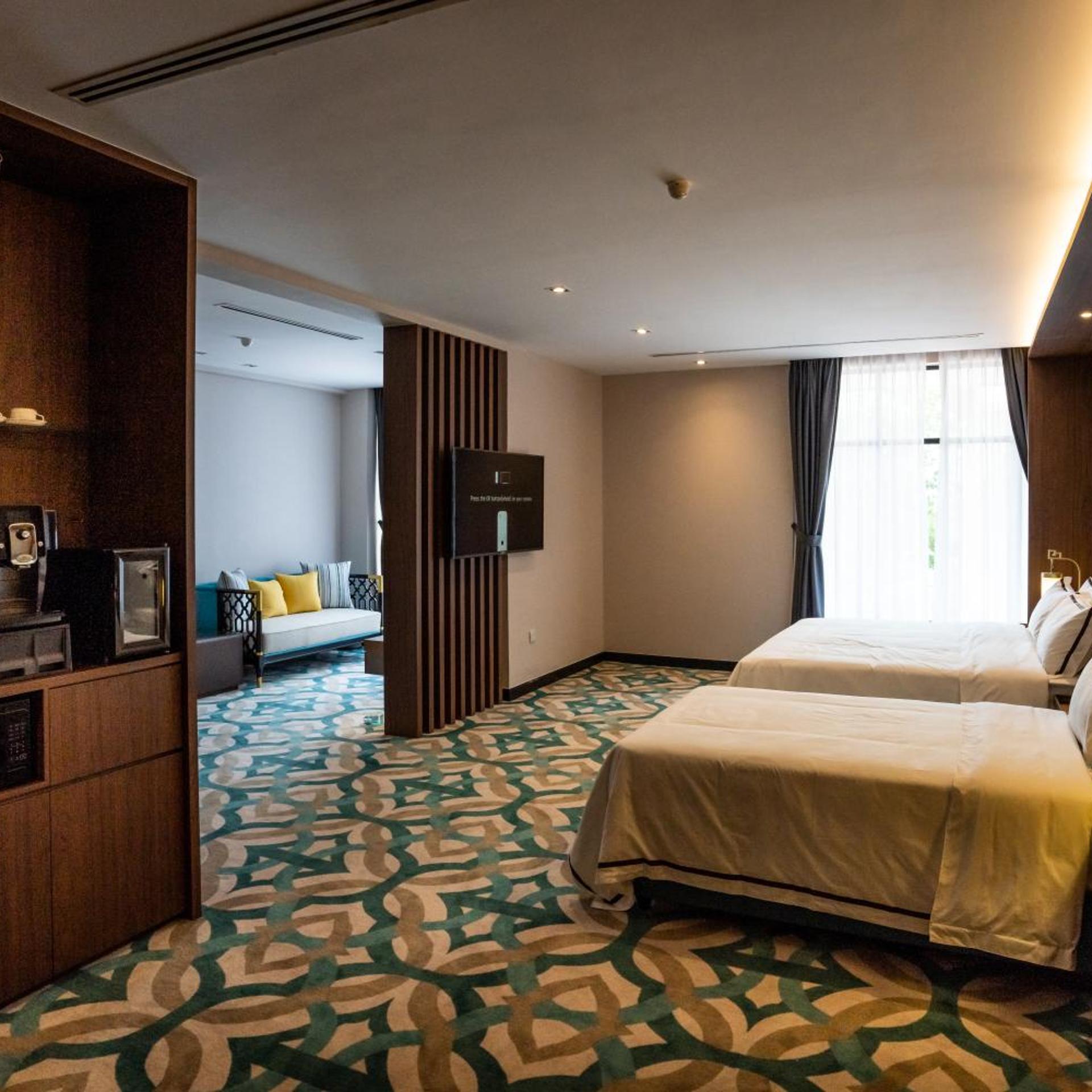 CHRISTEE SUITES 10/37
