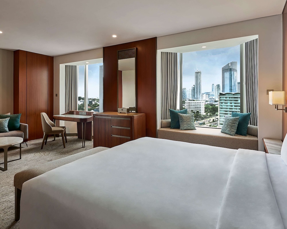 ROOM, KING BED, BUNDARAN VIEW