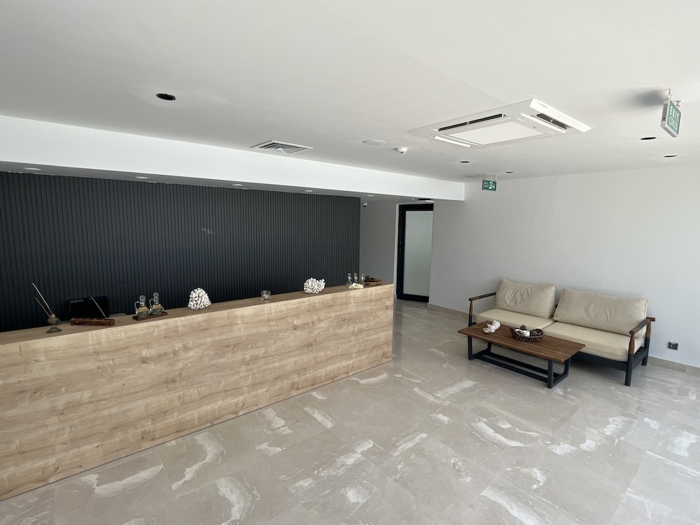 Lures Hotel 8/57