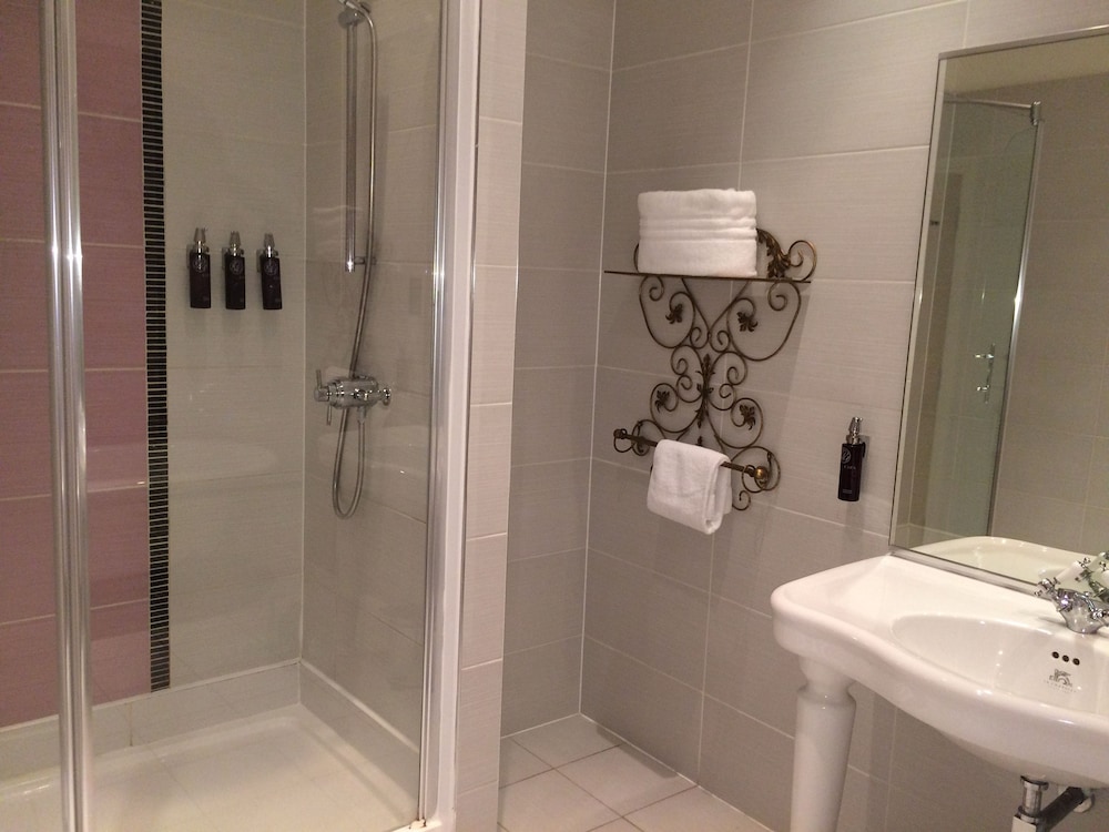 Orsett Hall Hotel 44/46