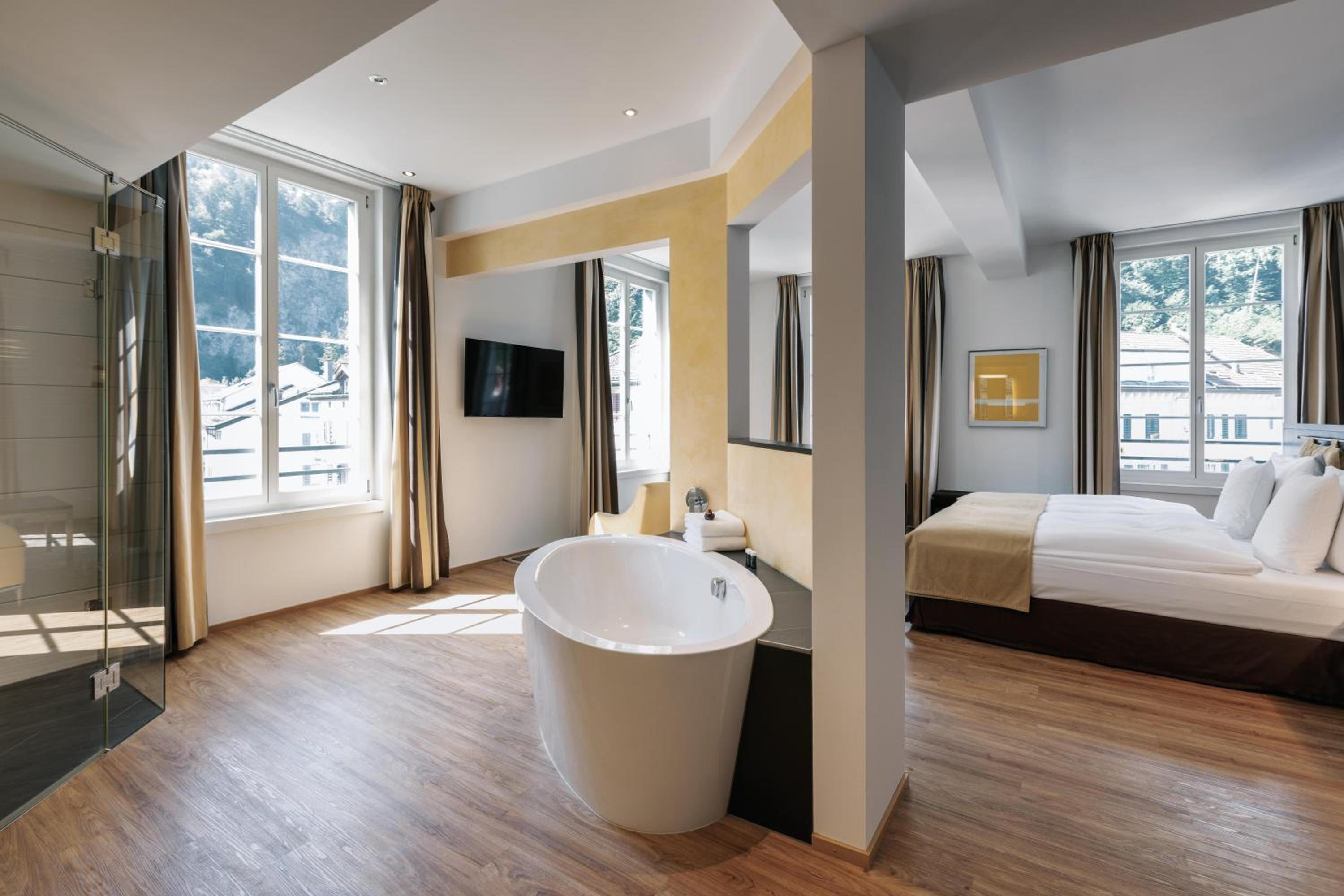 Junior Suite, King Bed, Partial Balcony, Sofa