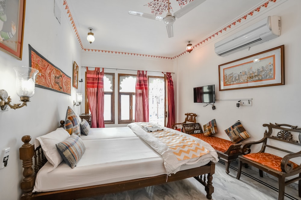 Hotal Devraj Niwas on Lake Pichola Udaipur 15/50
