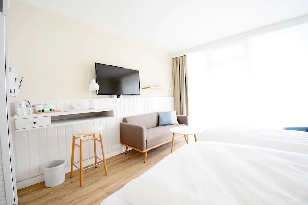 غرفة تنفيذية بسرير كوين بإطلالة على البحر بشرفة، Wyn. Strandhotel Sylt 2/5