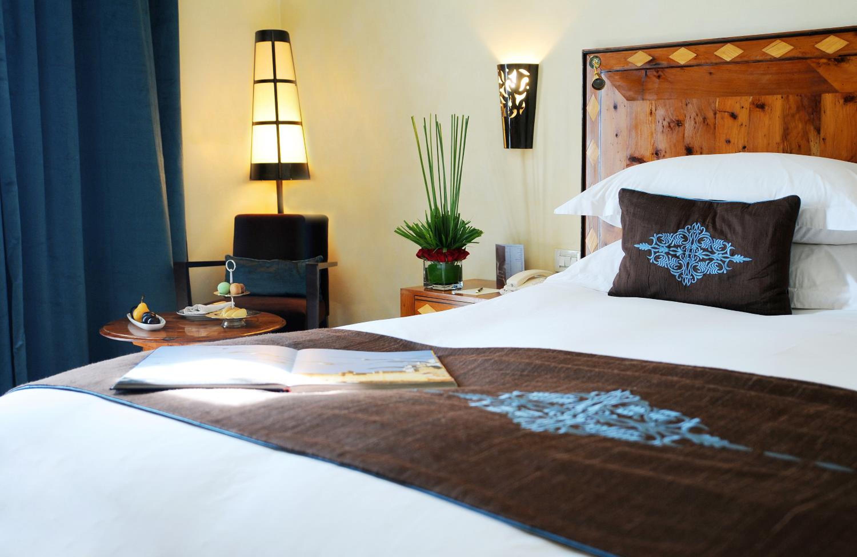 Junior Suite, Queen Bed, Pool View