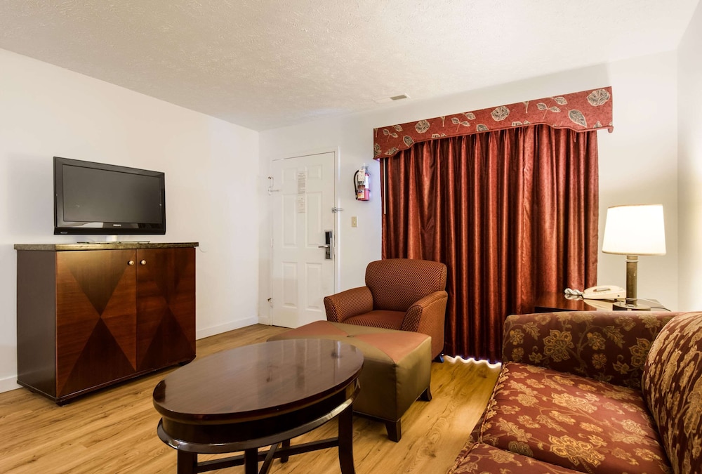 Econo Lodge Inn & Suites Lake Harmony - Pocono Mountains Area 19/29