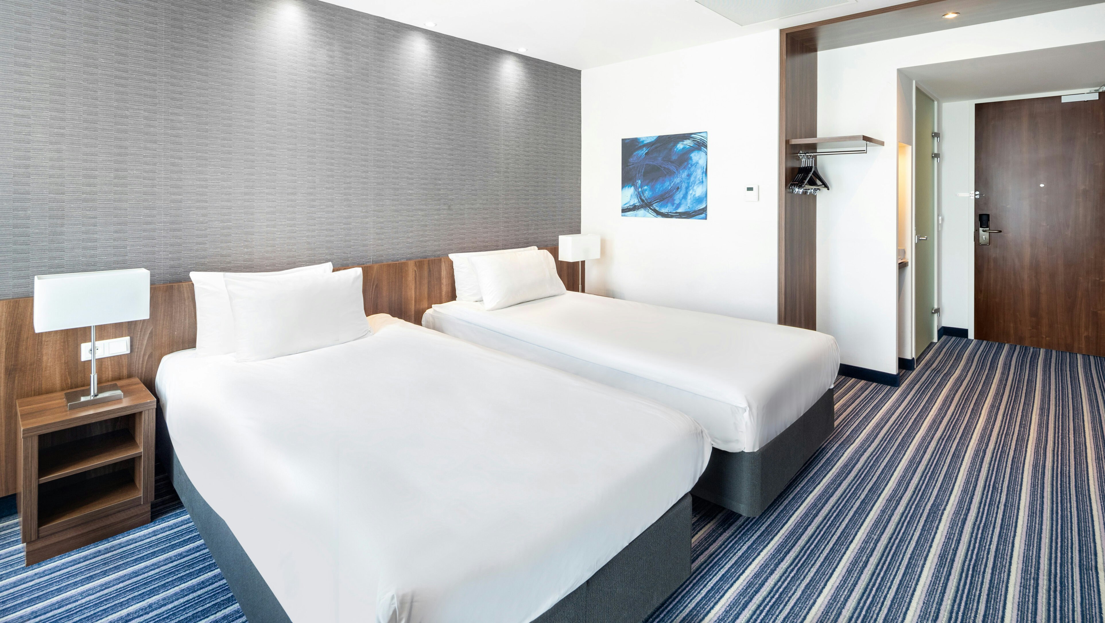 STANDARD, TWIN BEDS, WEENA SIDE, HIGH FLOOR
