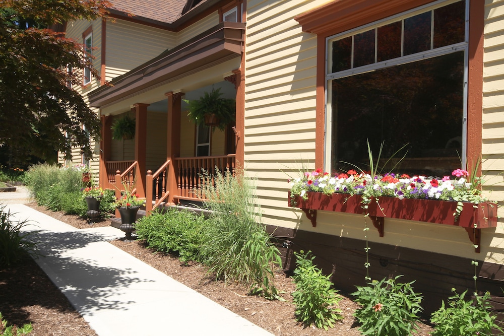 Twin Oaks Inn 62/69