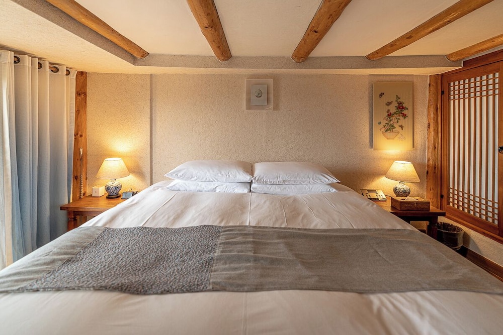 Pool, Suite, King Bed, 2 Futon Beds