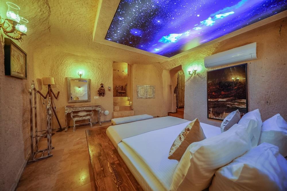 Pool, Suite, King Bed, Sauna
