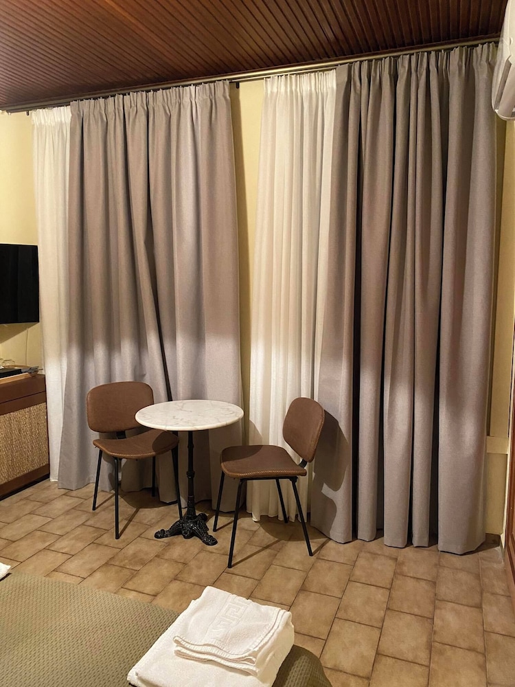 Helena Hotel 38/50