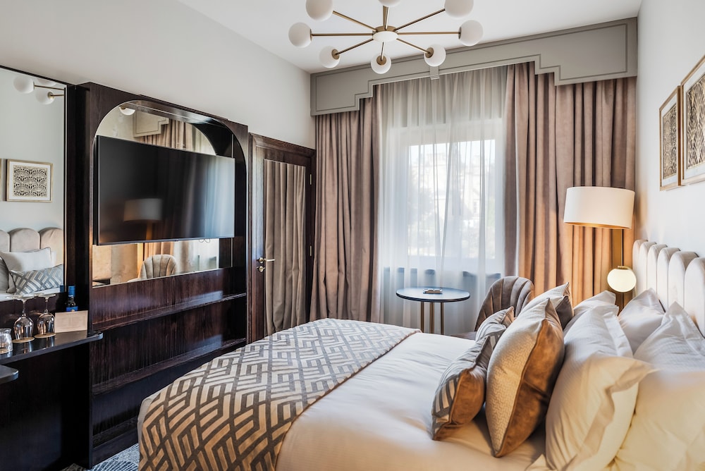 Cozy, Estate, Castle, Classic, King Bed