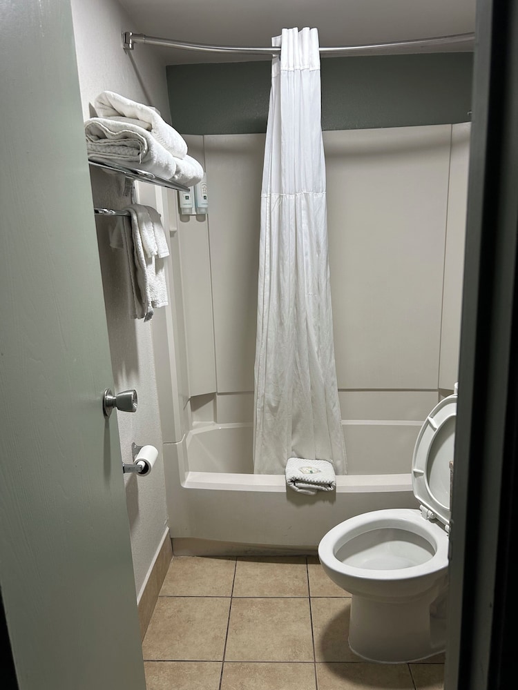 Quality Inn & Suites Cincinnati Uptown Norwood 45/45