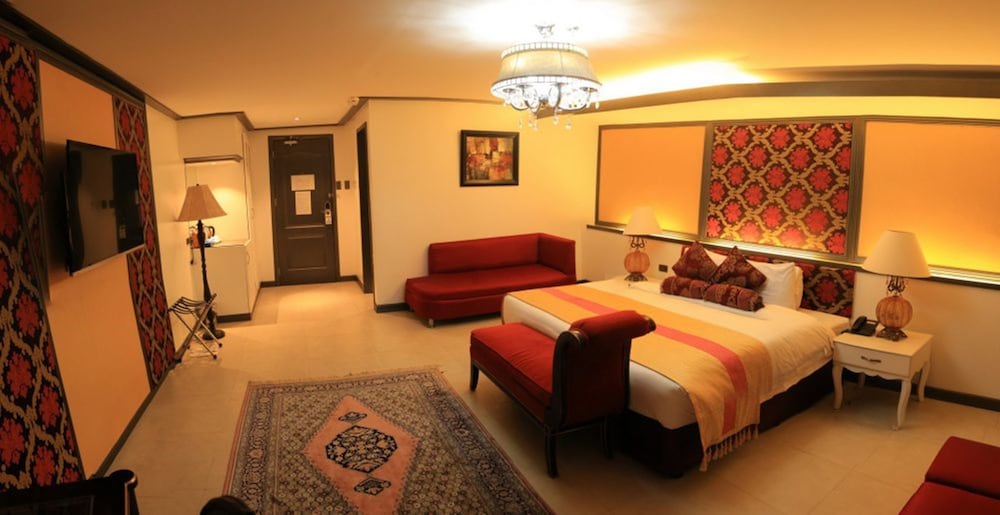 The Pepperland Hotel 16/69