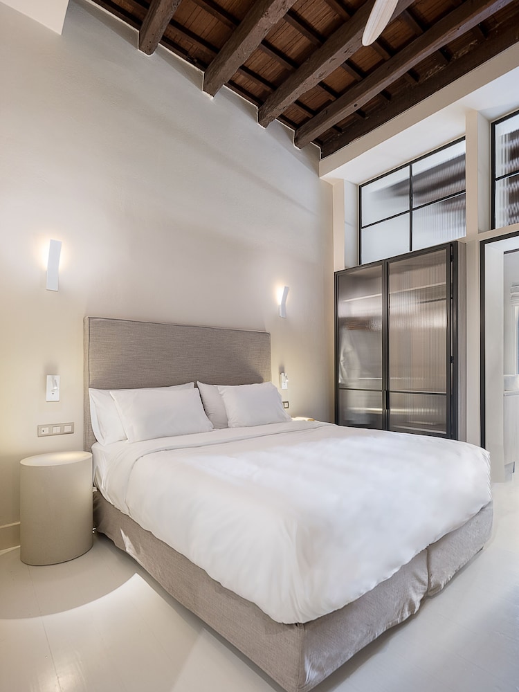 1 BEDROOM, SUITE