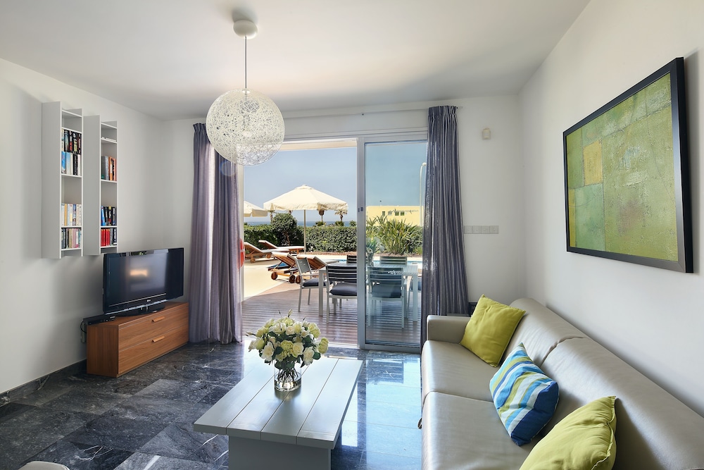 Paradise Cove Luxurious Beach Villas 25/50