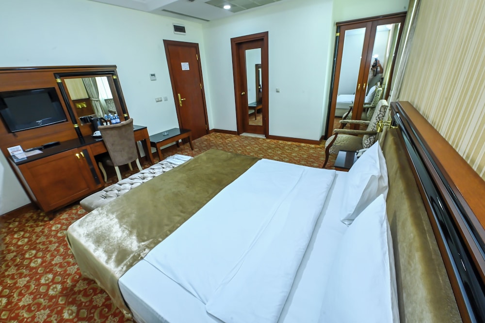 STANDARD, QUEEN BED