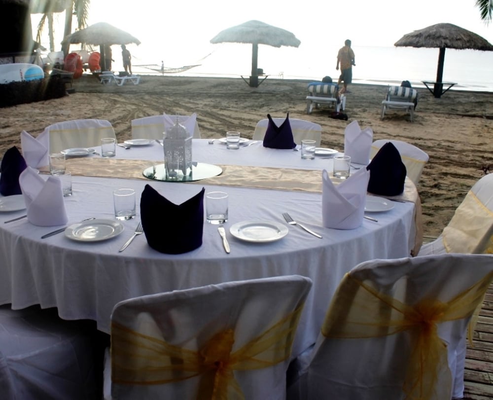 Smugglers Cove Beach Resort and Hotel 30/50