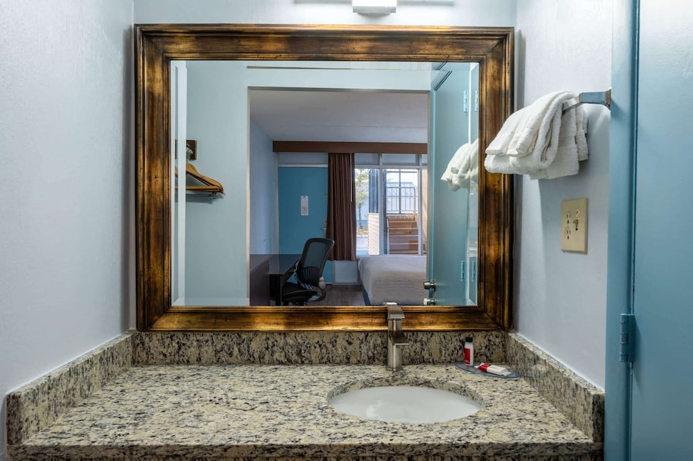 Days Inn by Wyndham Perrysburg 23/24