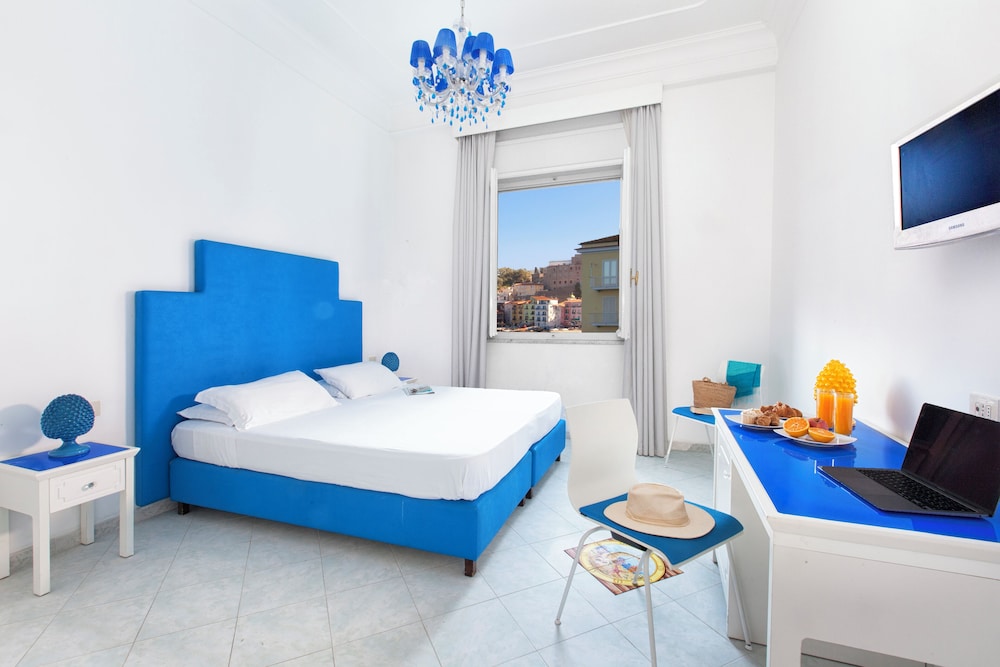 STANDARD, DOUBLE BED, PARTIAL SEA VIEW