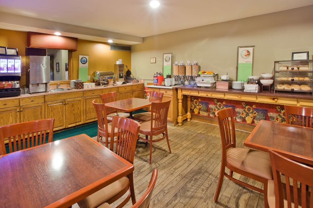 Travelodge Suites by Wyndham Regina / Eastgate Bay 58/71