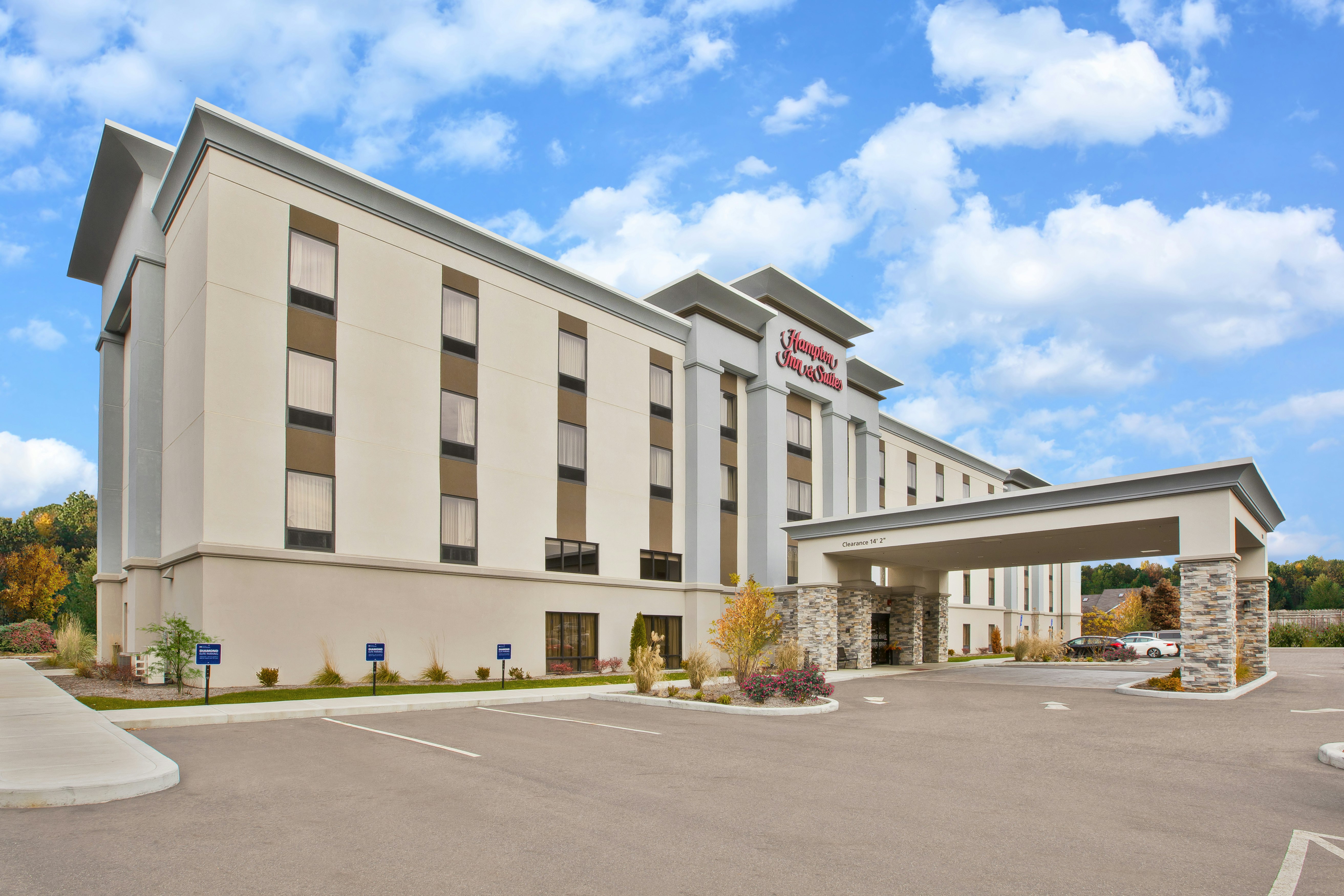 Hampton Inn & Suites Alliance 33/36