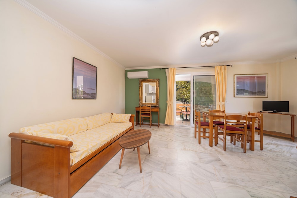 ODYSSEUS PALACE 33/50