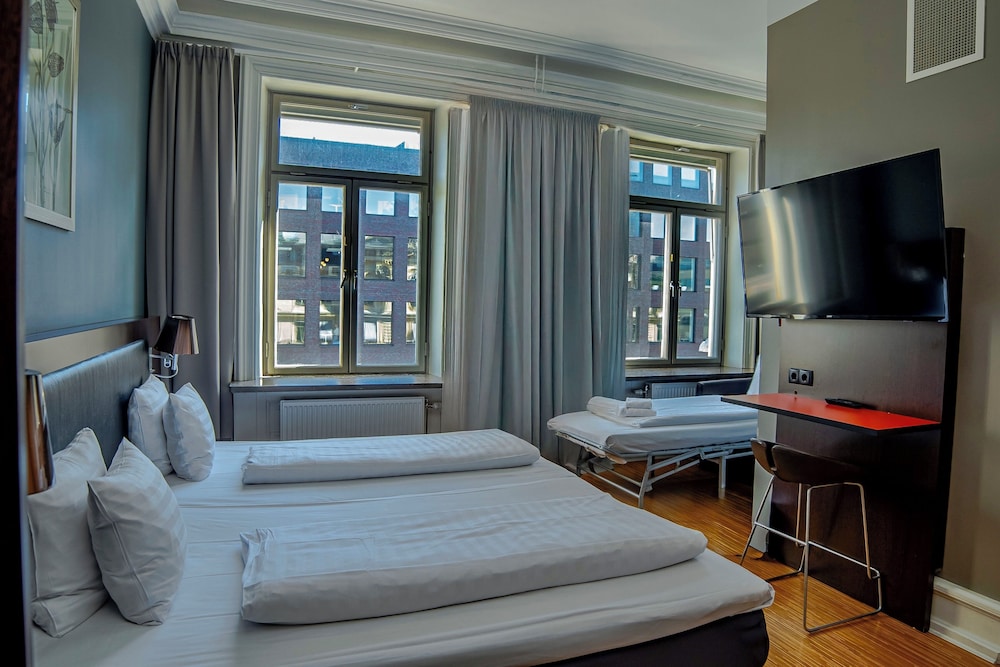 STANDARD, TWIN BEDS, SOFA