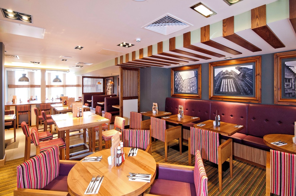 Premier Inn Edinburgh City Centre (Princess Street) 33/45