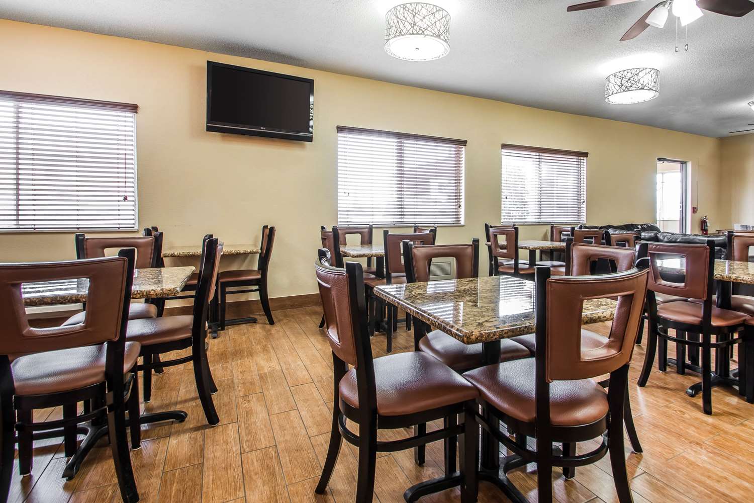 Quality Inn Dubuque On Hwy 20 27/38