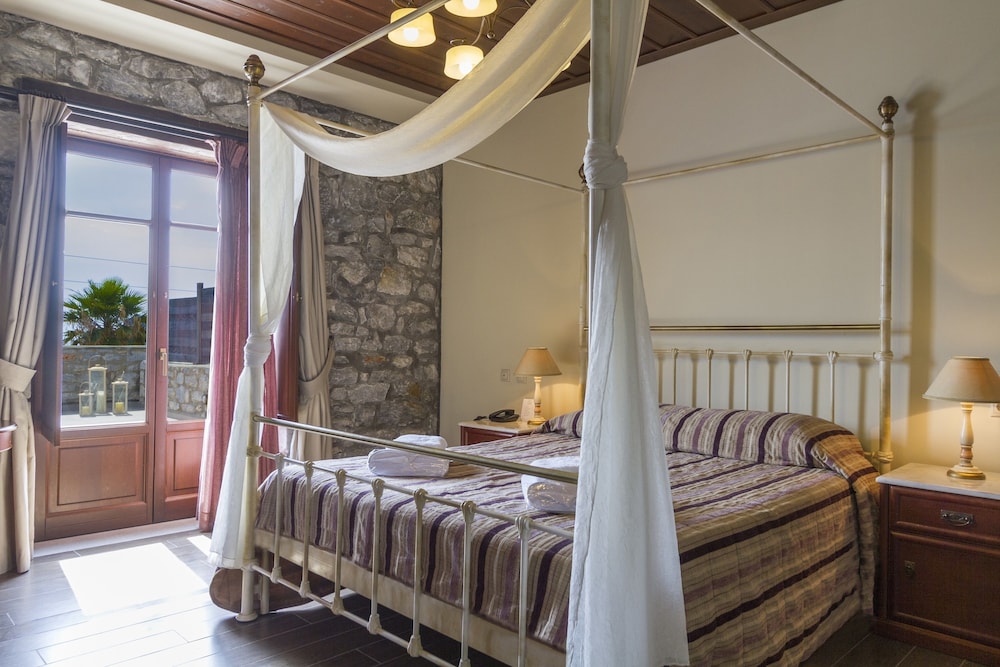 ITILO TRADITIONAL HOTEL 13/68