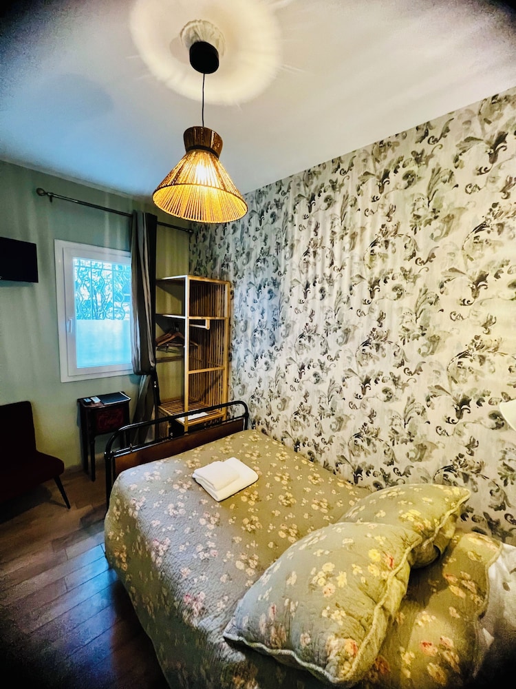 ROOM, SINGLE