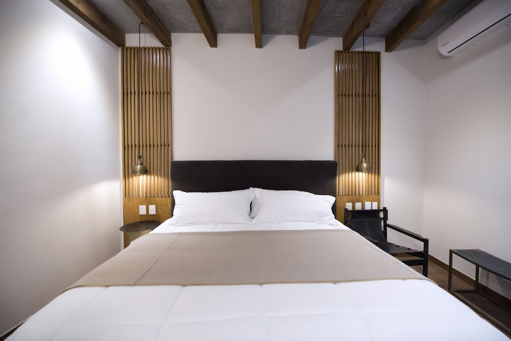 STANDARD, QUEEN BED