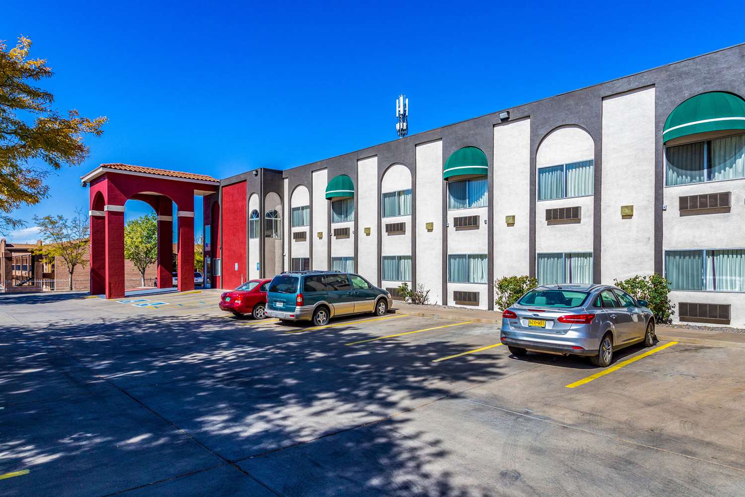 Econo Lodge Inn and Suites Albuquerque East I-40 Eubank Exit 35/37